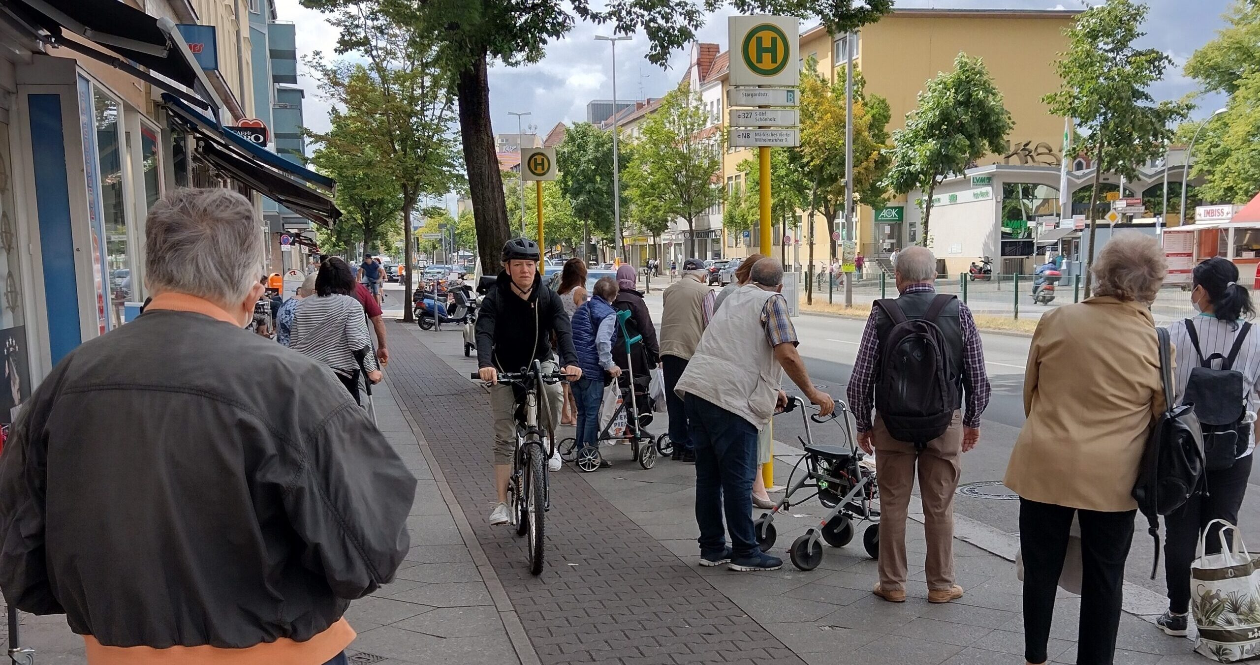 Hochbord-Radweg führt nah an einer Bushaltestelle vorbei