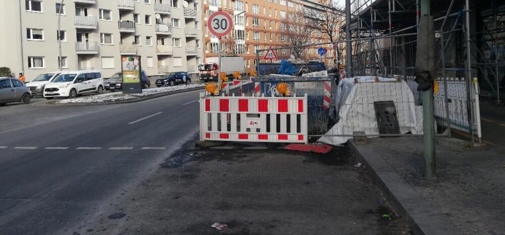 Baustelle versperrt den Gehweg