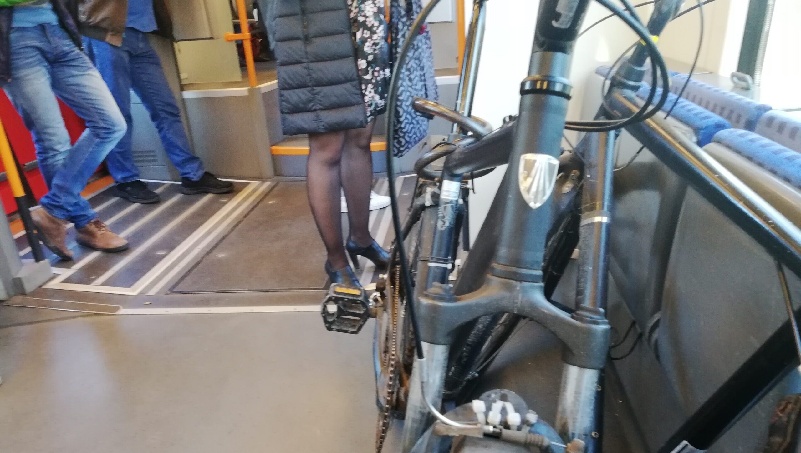 Fahrrad blockiert Sitzplätze in der Bahn