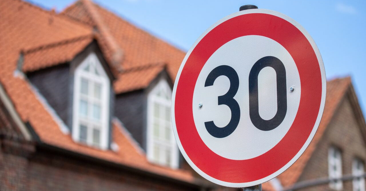 Tempo 30 Schild, im Hintergrund Wohnhäuser