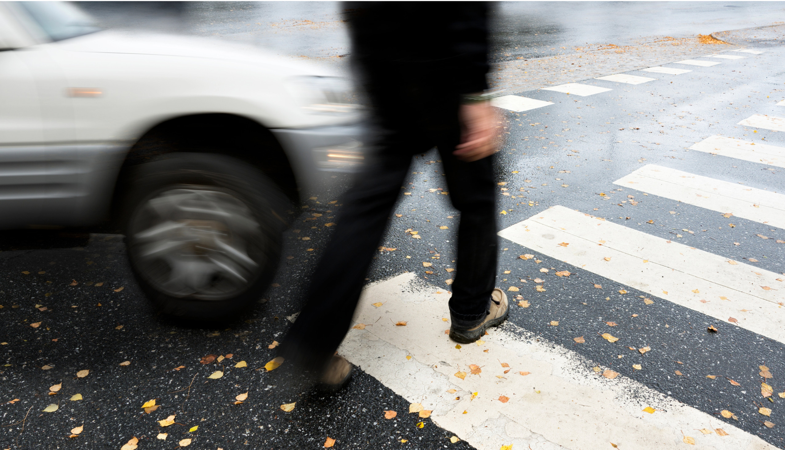 Fußgänger auf dem Zebrastreifen wird beinahe von Auto angefahren