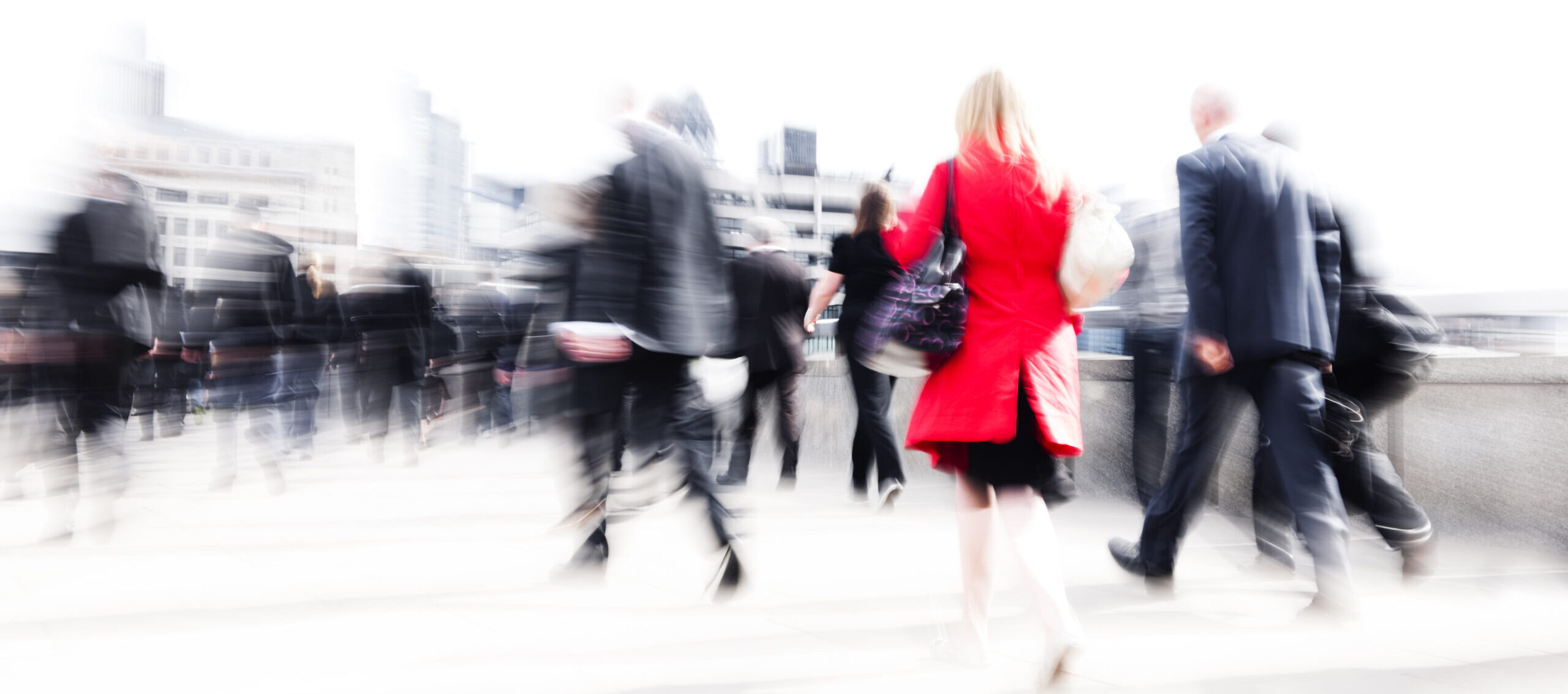 Menschen laufen schnell durch die Großstadt; Business-Menschen in der Rush Hour