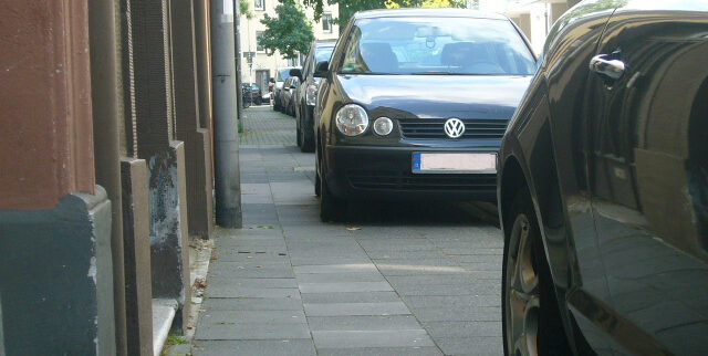 Auto parken den Gehweg zu und blockieren blockieren Fußgänger