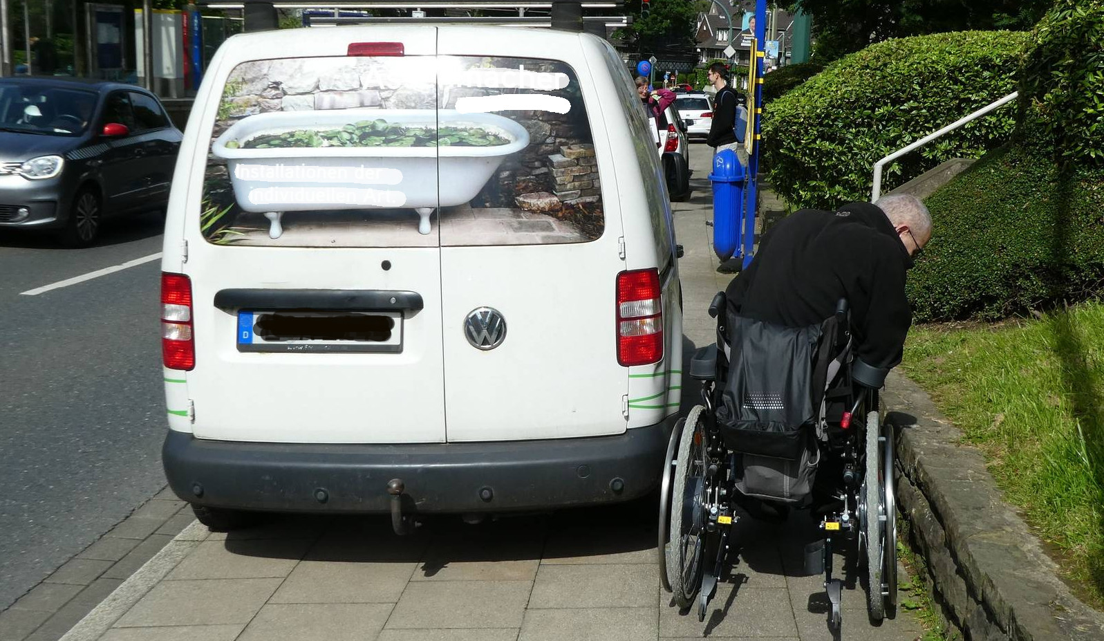 Lieferwagen parkt auf dem Gehweg und blockiert einen Rollstuhlfahrer