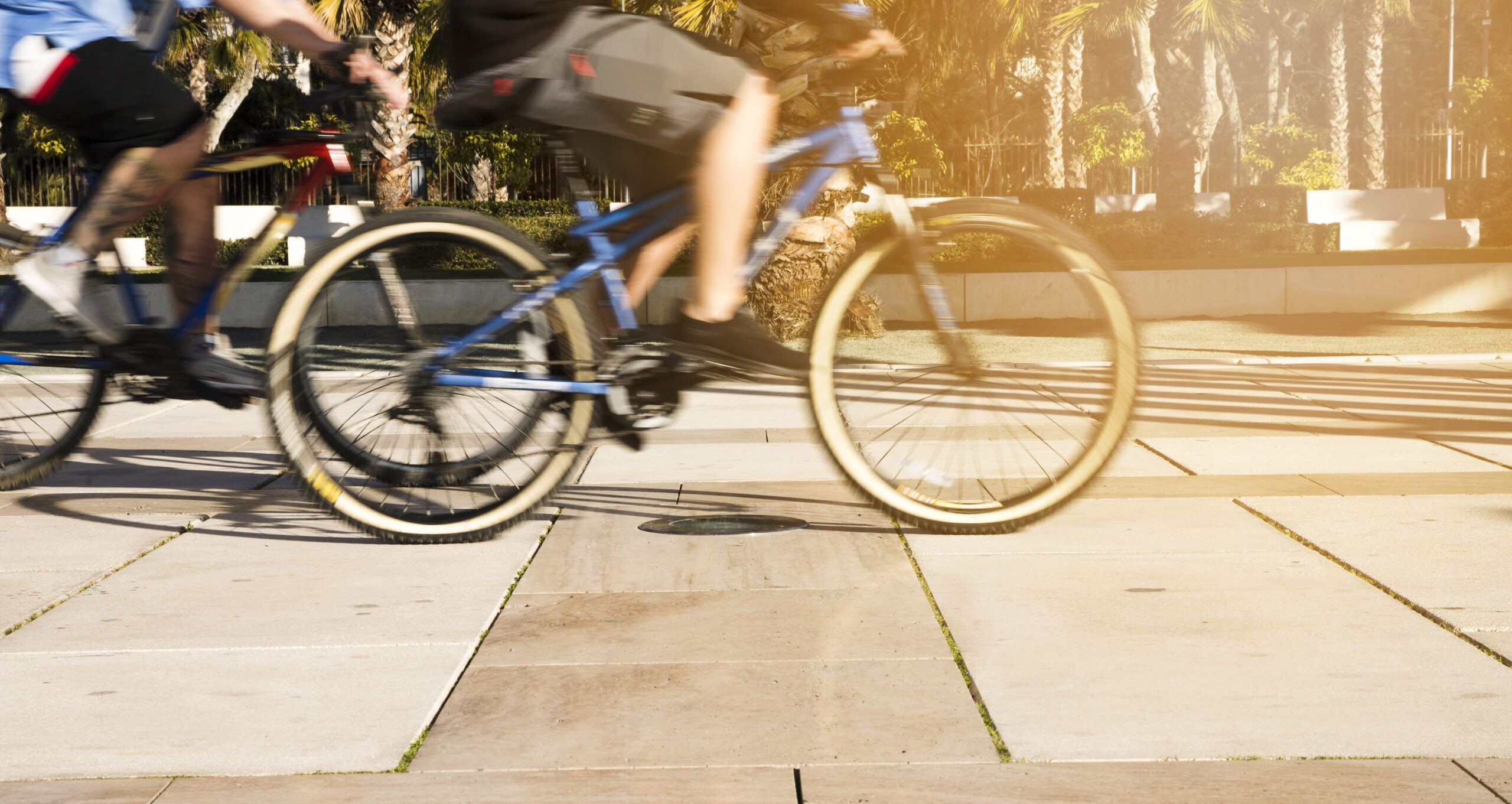 Radfahrer rasen über einen Gehweg