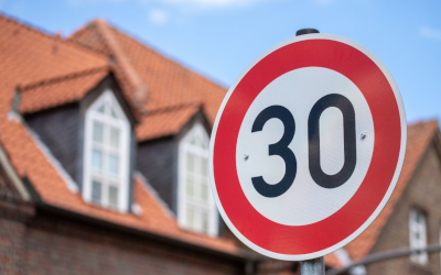 Tempo 30 Schild im Wohngebiet