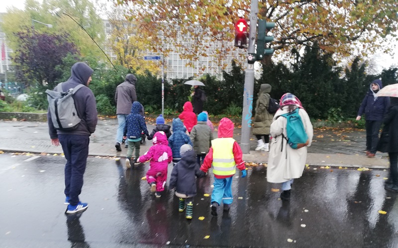 Kindergruppe an roter Ampel